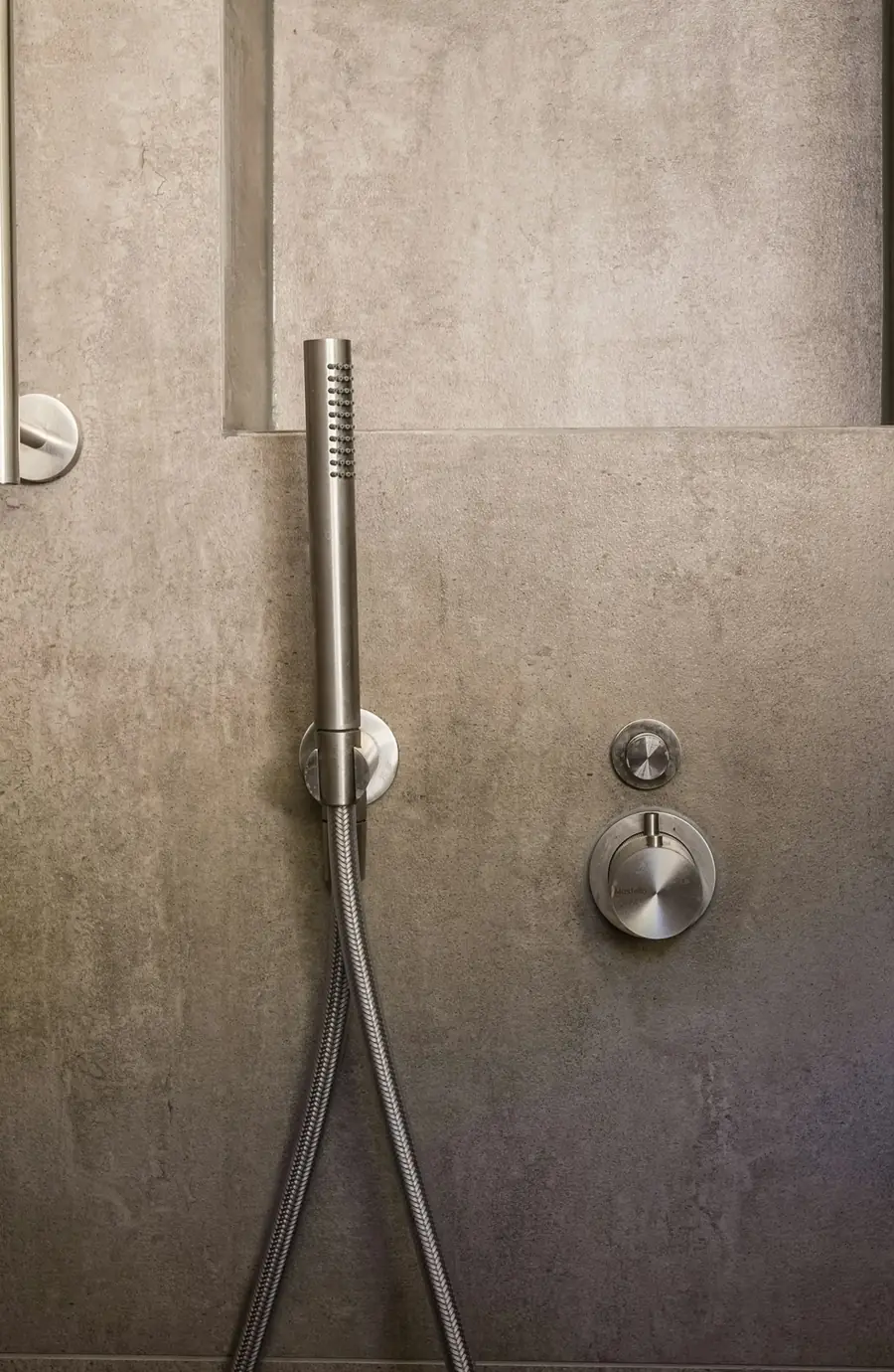 Baño con mueble de lavabo largo y ducha