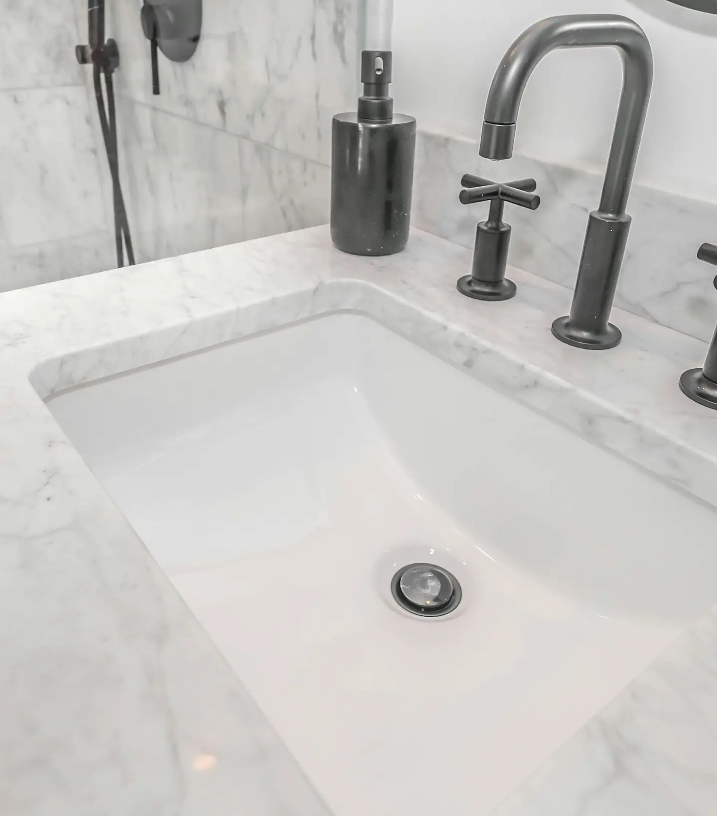 Bañera exenta junto a un lavabo