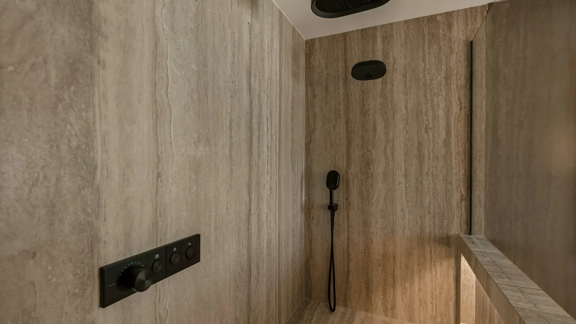 Baño con ducha de obra y doble lavabo