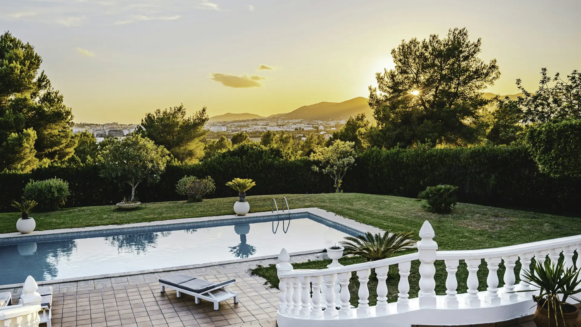 Piscina con vistas a la costa al atardecer