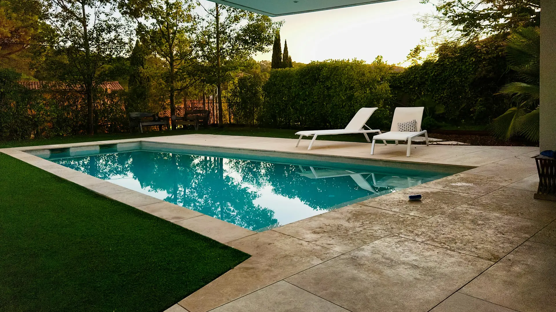 Piscina con montañas al fondo