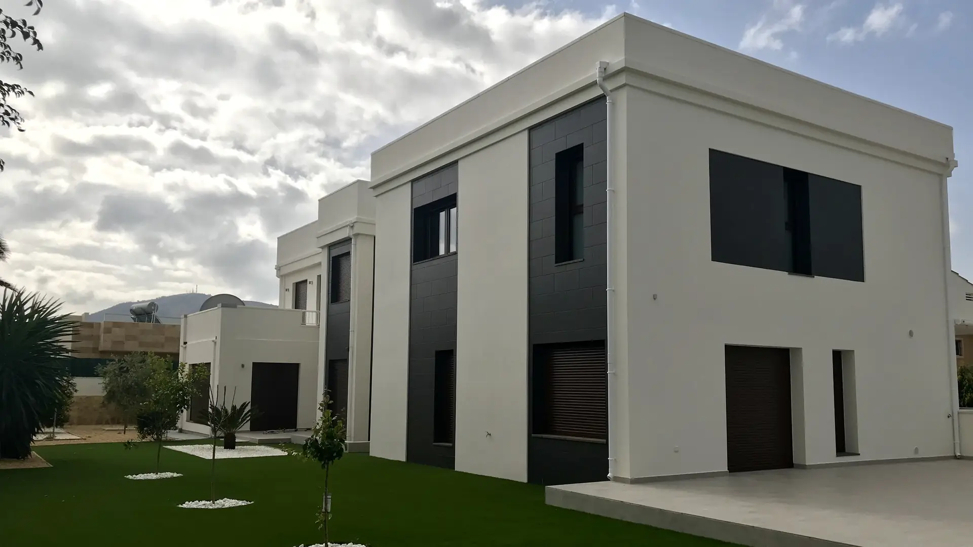 Vivienda construida por Hansen Construcciones, con jardín