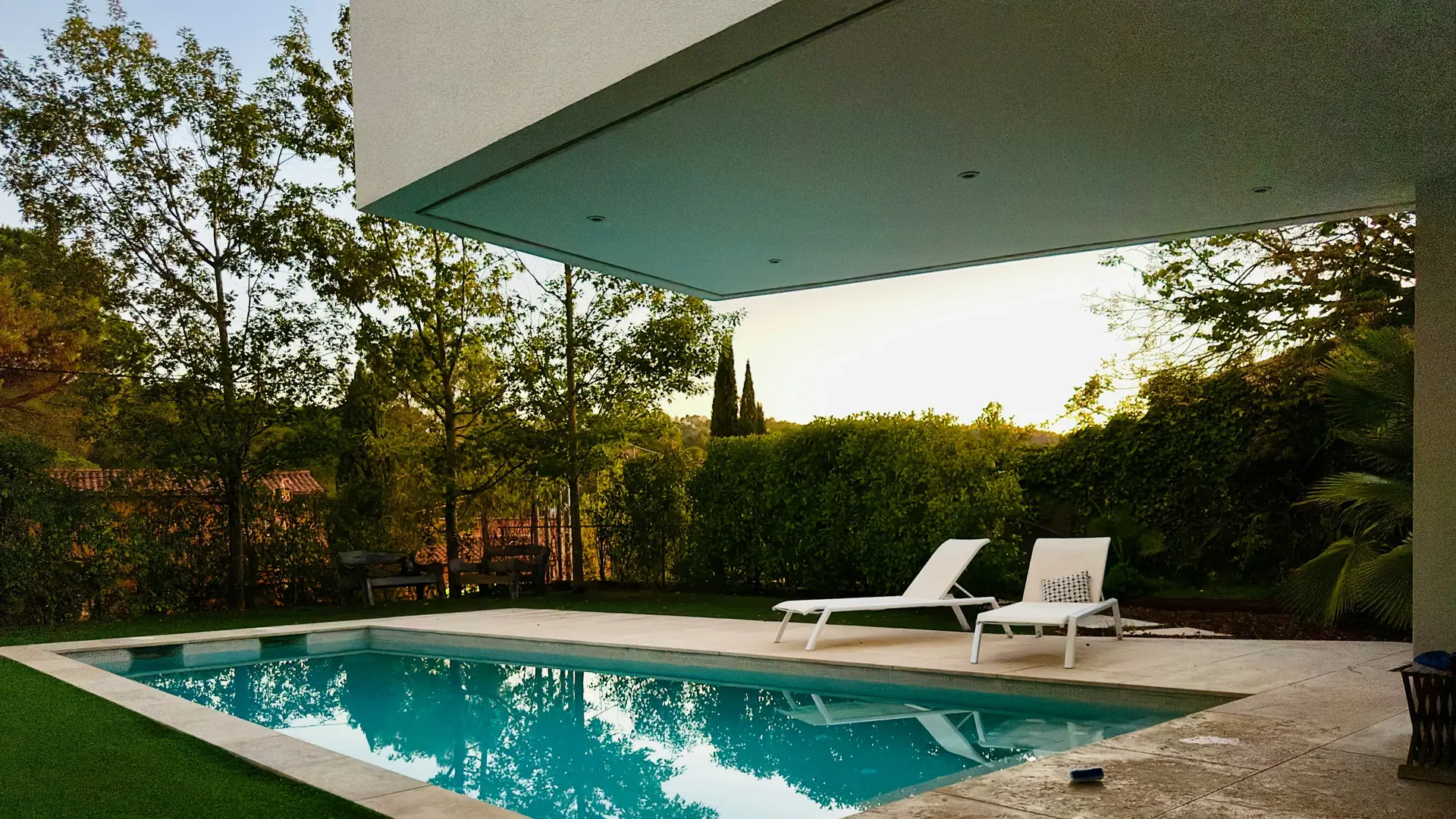 Piscina con las montañas de Calpe al fondo