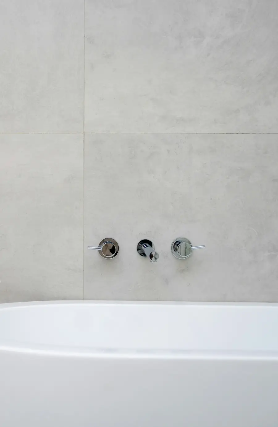 Grifo de acero sobre un lavabo blanco