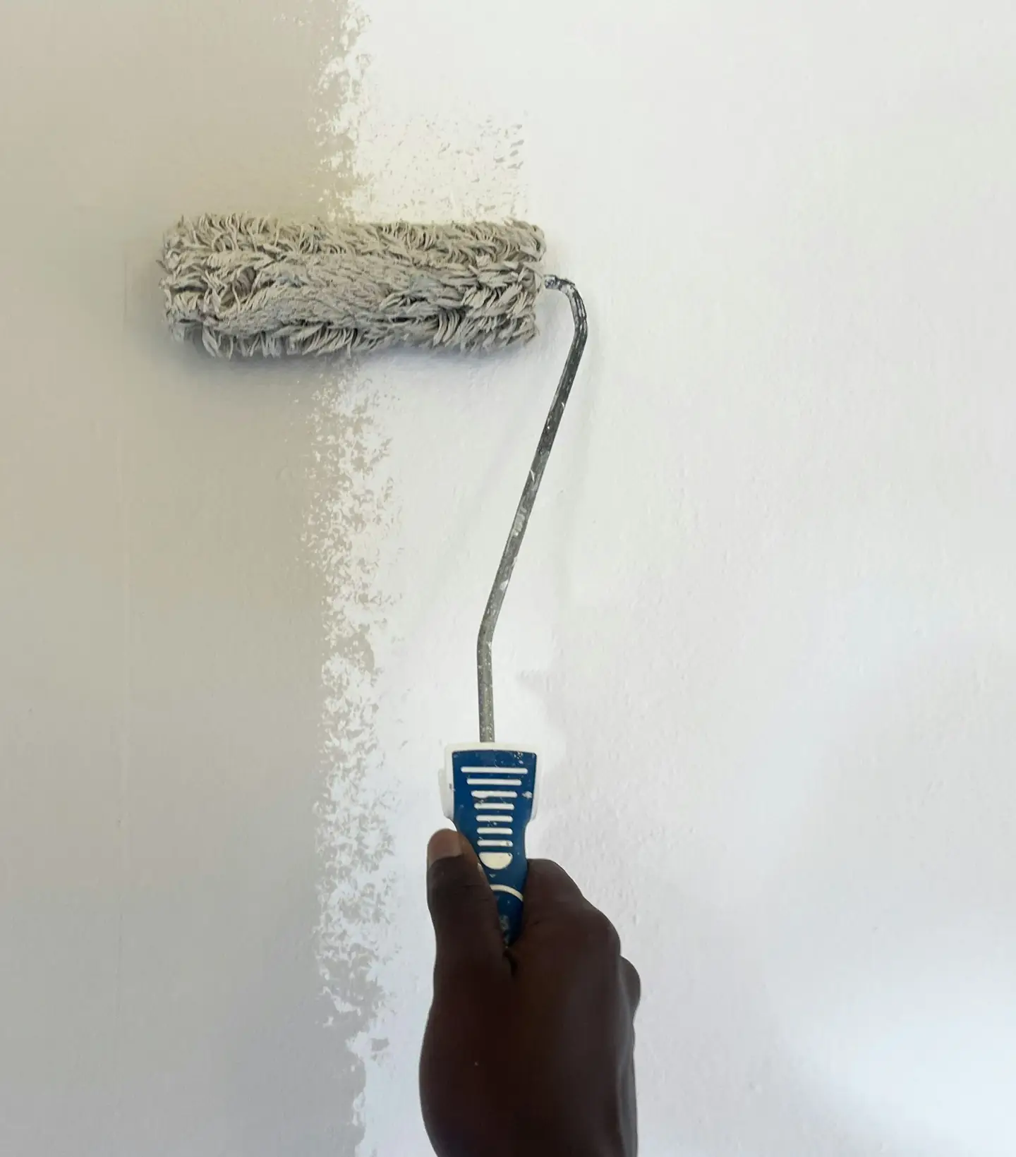 Habitación recién pintada con una escalera de mano