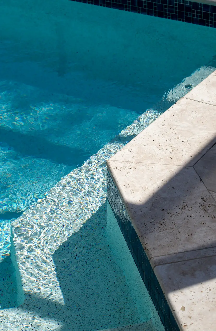 Piscina rodeada de árboles al atardecer